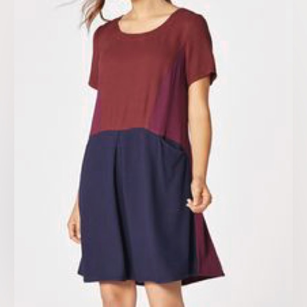 Burgundy dress‎